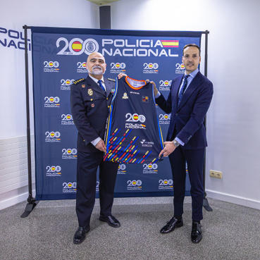 El San Pablo Burgos conmemora los 200 años de la Policía Nacional en la tercera equipación